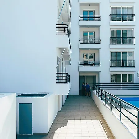 Apartment Live Punta Columbus Pool & Front *